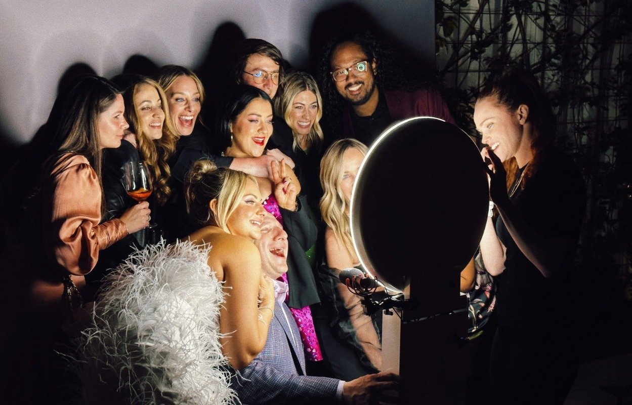uplash-party-image-group-scaled_1249x800